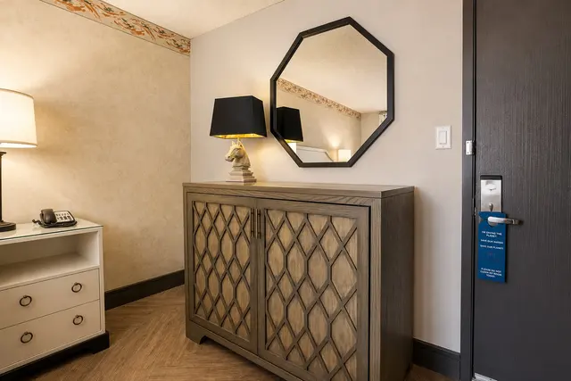Starlet Queen | Spacious with bathtub — room at Hollywood Hotel, Los Angeles — photo 3 of 11