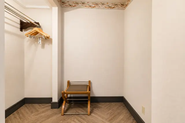 Starlet Queen | Spacious with bathtub — room at Hollywood Hotel, Los Angeles — photo 5 of 11