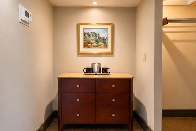 Starlet Queen | Spacious with bathtub — room at Hollywood Hotel, Los Angeles — photo 7 of 11