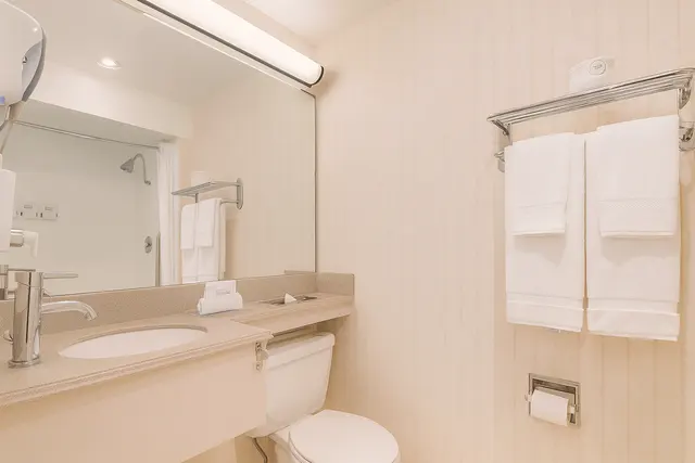 Starlet Queen | Spacious with tiled floor — Hollywood Hotel, Los Angeles (3/4)