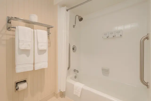 Starlet Queen | Spacious with tiled floor — Hollywood Hotel, Los Angeles (4/4)