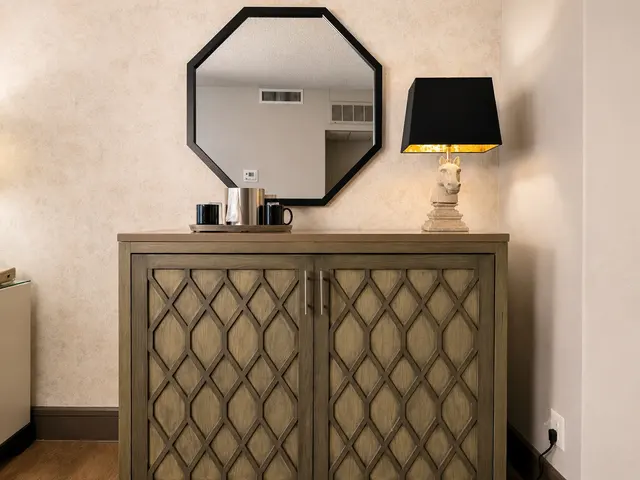 Starlet Queen | Spacious with tiled floor — room at Hollywood Hotel, Los Angeles — photo 7 of 7