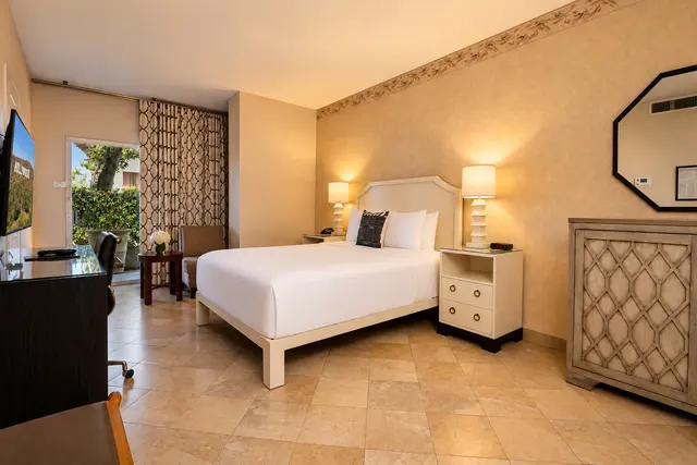 Starlet Queen | Spacious with tiled floor — room at Hollywood Hotel, Los Angeles — photo 8 of 8