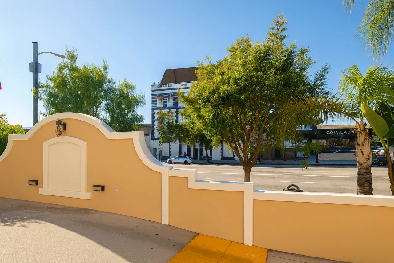 Starlet Queen | View Vermont Street – Hollywood Hotel