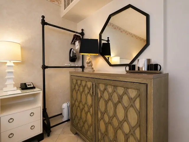 Starlet Queen | View Vermont Street — room at Hollywood Hotel, Los Angeles — photo 4 of 5