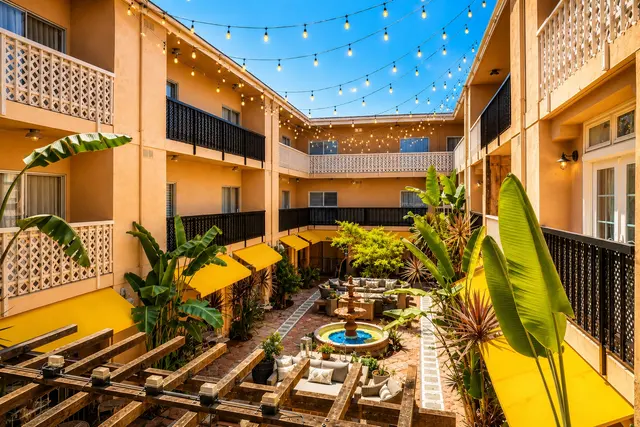 Starlet Queen | Vinyl floor facing courtyard – Hollywood Hotel