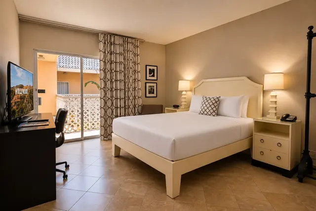 Starlet Queen | Vinyl floor facing courtyard — room at Hollywood Hotel, Los Angeles — photo 2 of 7