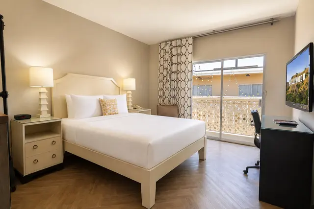 Starlet Queen | Vinyl floor — room at Hollywood Hotel, Los Angeles — photo 4 of 7