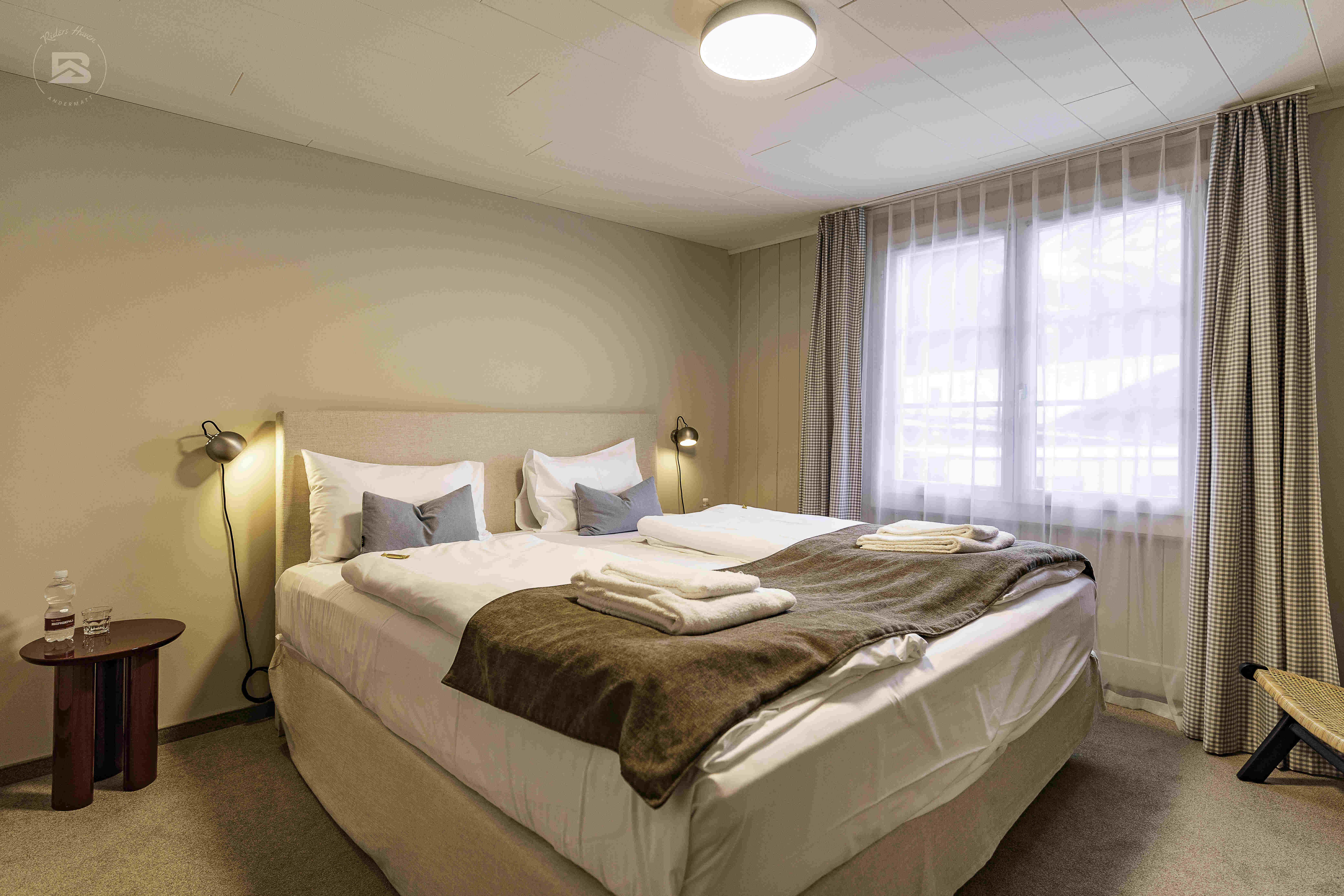 Doppelzimmer | Blick zum Oberalpass — Hotel Bergidyll - Riders Haven, Andermatt (3/3)