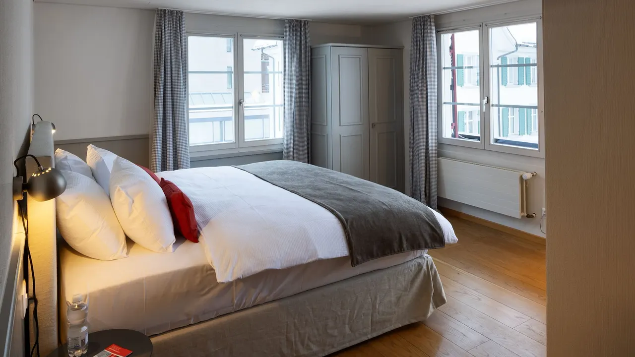 Grosses Doppelzimmer | Blick zum Gemsstockberg – Hotel Bergidyll - Riders Haven