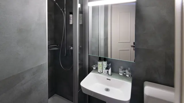 Grosses Doppelzimmer | mit Straßenblick — Hotel Bergidyll - Riders Haven, Andermatt (2/2)