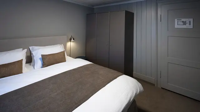 Two large Singles | 1 shared bathroom – Hotel Bergidyll - Riders Haven