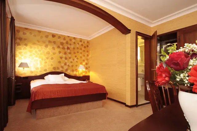 Autumnal Colours Experience | Queen bed & seating area – Hotel Oberkirchs Weinstuben
