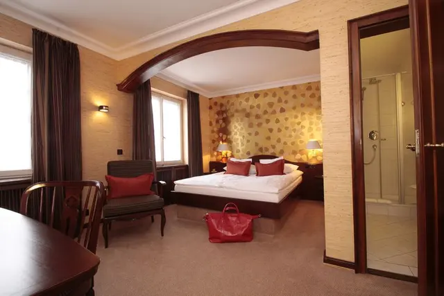 Herbstfarben Erlebnis | Queen Bett & Sitzecke — Hotel Oberkirchs Weinstuben, Freiburg im Breisgau (3/3)
