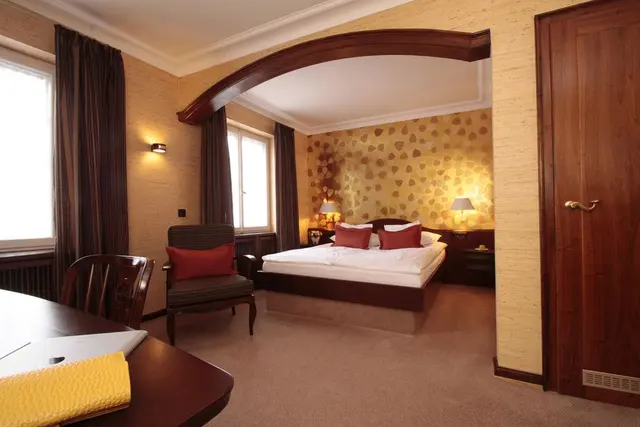 Herbstfarben Erlebnis | Queen Bett & Sitzecke — Hotel Oberkirchs Weinstuben, Freiburg im Breisgau (2/3)