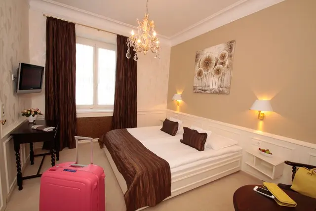Boutiqueerlebnis «Choco» | King Size Bett & Badewanne, Akzente in schokoladenbraun — Hotel Oberkirchs Weinstuben, Freiburg im Breisgau (2/2)