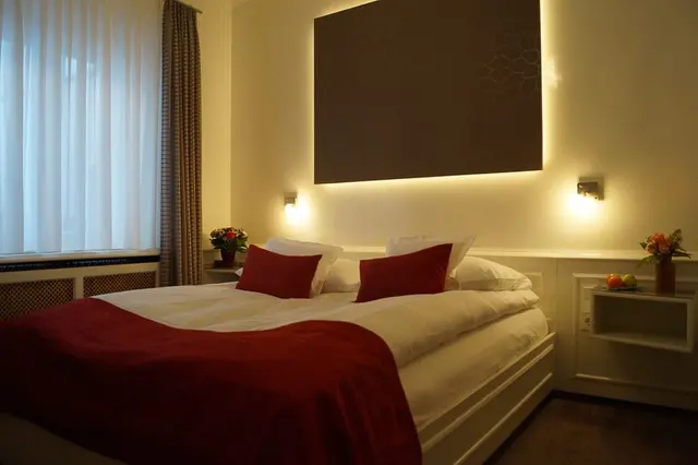 Comfort Experience | Queen Size Bed and patio or pedestrian zone view – Hotel Oberkirchs Weinstuben