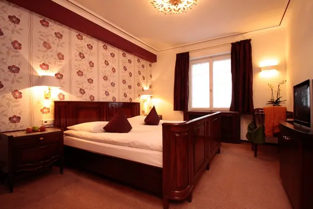 Cosy Small Double Experience Carpet | King bed with footboard - small room, large bathroom – Hotel Oberkirchs Weinstuben