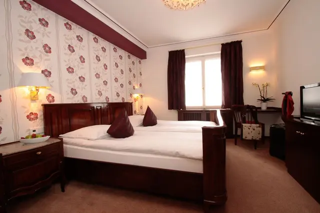 Cosy Small Double Experience Carpet | King bed with footboard - small room, large bathroom — room at Hotel Oberkirchs Weinstuben, Freiburg im Breisgau — photo 2 of 3
