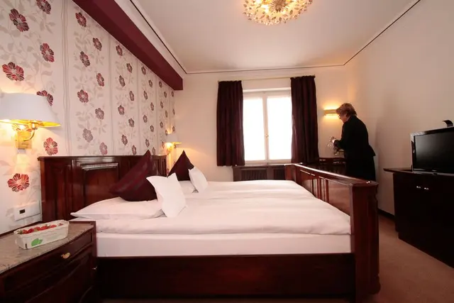 Cosy Small Double Experience Carpet | King bed with footboard - small room, large bathroom — room at Hotel Oberkirchs Weinstuben, Freiburg im Breisgau — photo 3 of 3