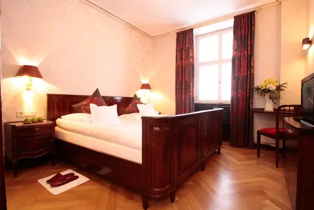 Cosy Small Double Experience Parquet | King Size Bed, low floor & dog allowed - small room, large bathroom — room at Hotel Oberkirchs Weinstuben, Freiburg im Breisgau — photo 2 of 2