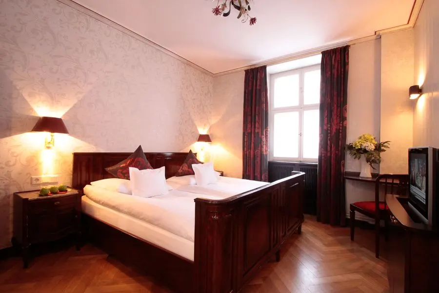 Traditionelles Erlebnis im kleinen Doppelzimmer Parkett | King Size Bett mit Fußteil und Holzboden - kleines Zimmer, großes Badezimmer – Hotel Oberkirchs Weinstuben