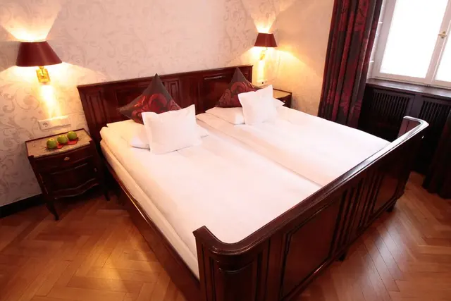 Traditionelles Erlebnis im kleinen Doppelzimmer Parkett | King Size Bett mit Fußteil und Holzboden - kleines Zimmer, großes Badezimmer — Hotel Oberkirchs Weinstuben, Freiburg im Breisgau (2/3)