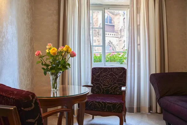 Großes Sofablick-Erlebnis | Münsterblick, Antikes Interieur & Badewanne — Hotel Oberkirchs Weinstuben, Freiburg im Breisgau (2/3)