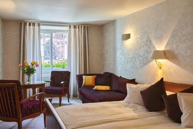 Couch view Experience | Cathedral view, antique interior & bathtub – Hotel Oberkirchs Weinstuben