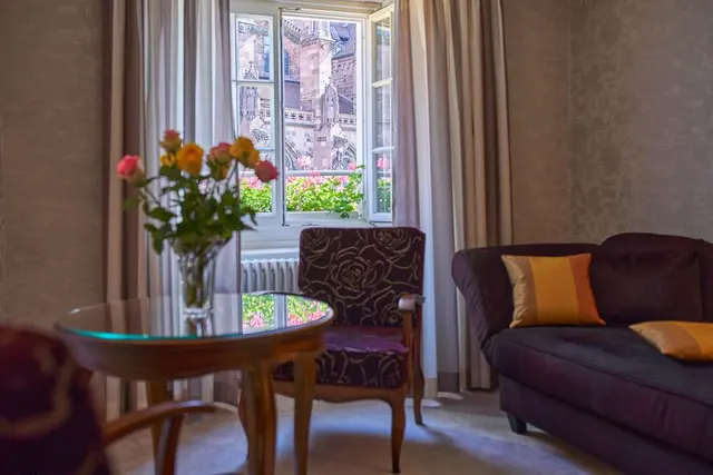 Großes Sofablick-Erlebnis | Münsterblick, Antikes Interieur & Badewanne — Hotel Oberkirchs Weinstuben, Freiburg im Breisgau (3/3)