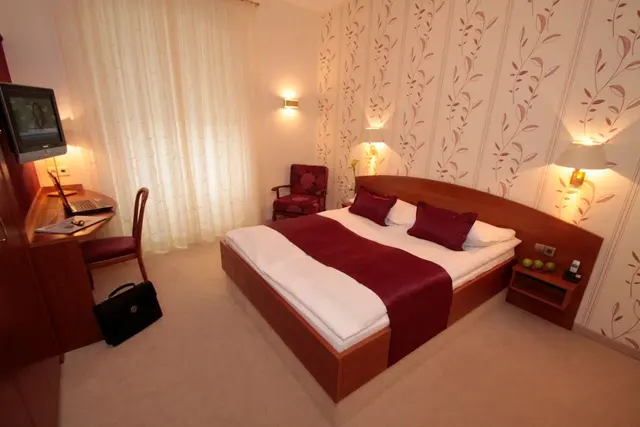 Design Experience | Queen bed & large bathroom – Hotel Oberkirchs Weinstuben