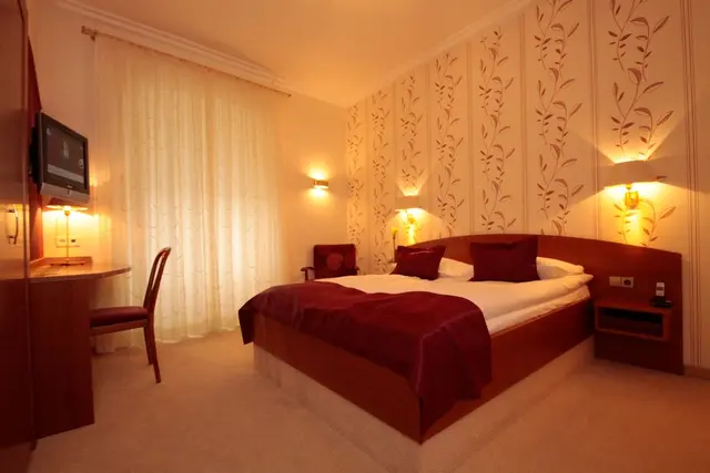 Design Erlebnis | Queen Bett & großes Bad — Hotel Oberkirchs Weinstuben, Freiburg im Breisgau (2/2)