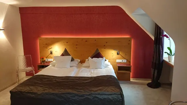 Exclusives Modern Touch Erlebnis | Münsterblick, Dachgeschoss mit Dusche — Hotel Oberkirchs Weinstuben, Freiburg im Breisgau (2/2)