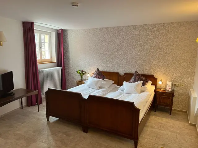 Premium Familien-Erlebnis | Doppelbett Münsterblick & separates Zimmer für extra Betten — Hotel Oberkirchs Weinstuben, Freiburg im Breisgau (2/4)
