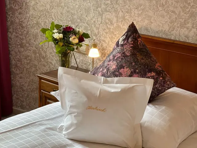 Premium Familien-Erlebnis | Doppelbett Münsterblick & separates Zimmer für extra Betten — Hotel Oberkirchs Weinstuben, Freiburg im Breisgau (3/4)