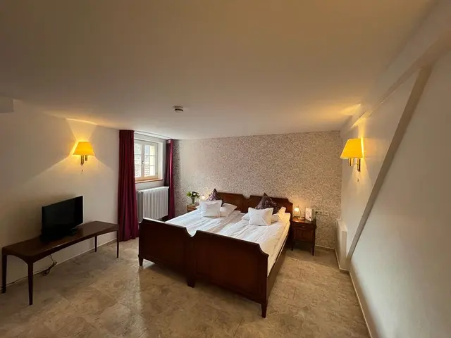 Premium Familien-Erlebnis | Doppelbett Münsterblick & separates Zimmer für extra Betten — Hotel Oberkirchs Weinstuben, Freiburg im Breisgau (4/4)