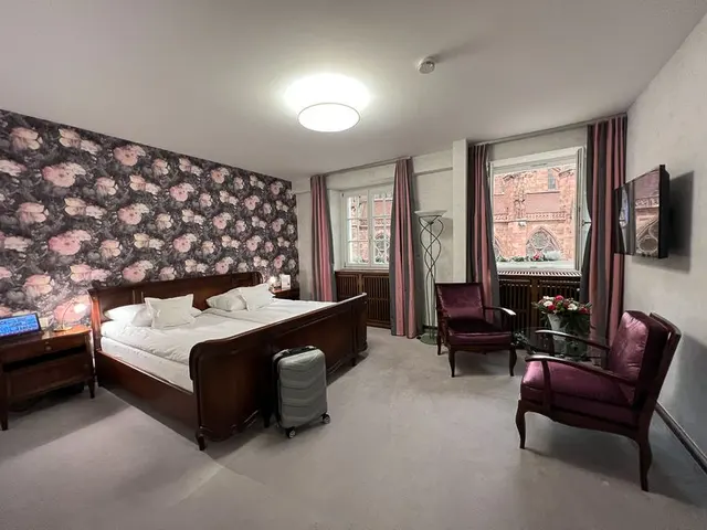 Floral Cathedral View Experience | King Size Bed, high floor & seating area – Hotel Oberkirchs Weinstuben