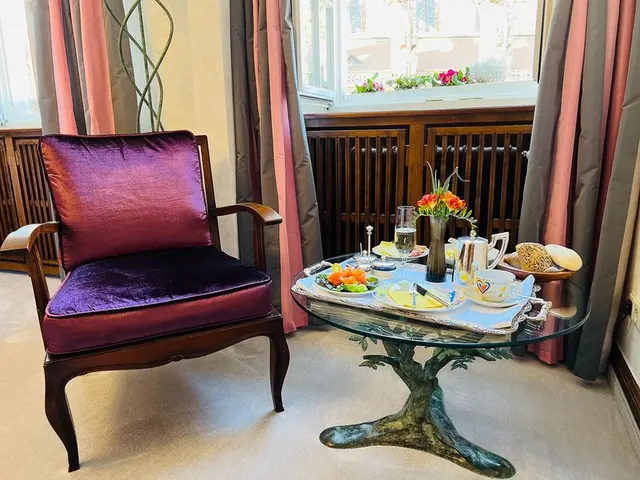 Münsterblick Erlebnis «Blumentapete» | King Size Bett, hohe Etage & Sitzecke — Hotel Oberkirchs Weinstuben, Freiburg im Breisgau (2/2)