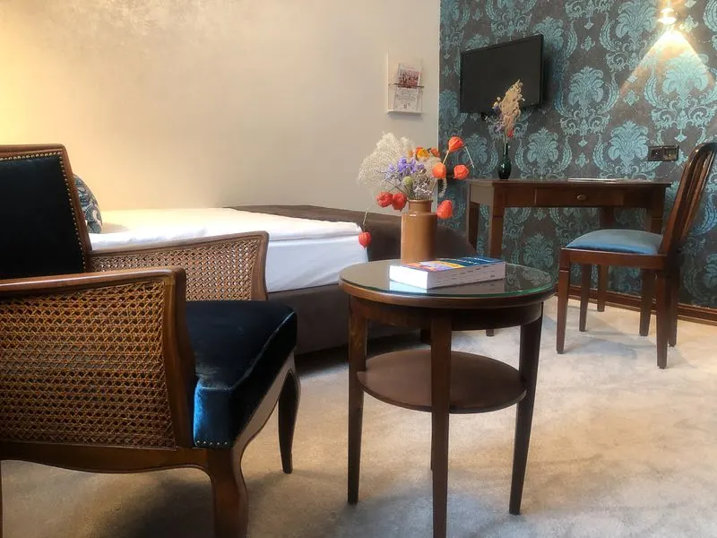 Turteltauben-Erlebnis (klein) | Doppelbett 130x200cm & Dusche – Hotel Oberkirchs Weinstuben