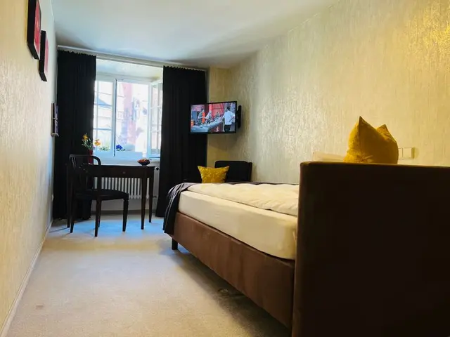 Monks' Den Experience | Oversized single bed & cathedral view – Hotel Oberkirchs Weinstuben