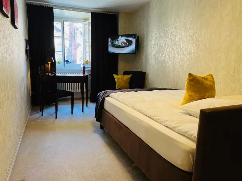 Monks' Den Experience | Single boxspring, minster view & seating area – Hotel Oberkirchs Weinstuben Freiburg im Breisgau