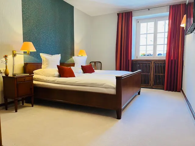 Premium Experience «100% Cathedral» | Prime Minster view (both rooms) & dark wooden interior  – Hotel Oberkirchs Weinstuben