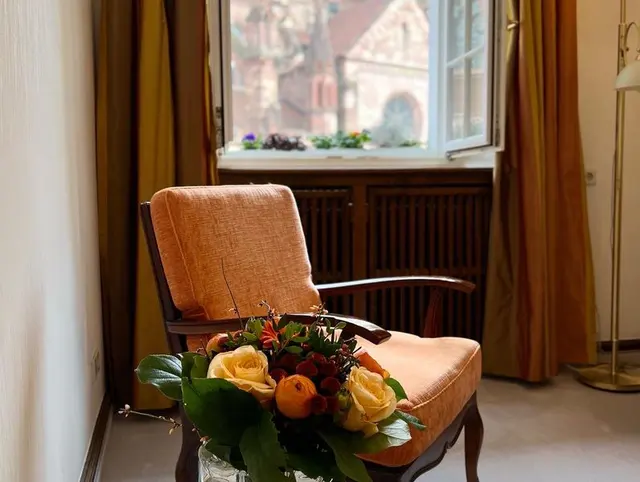 Premium Erlebnis «100% Münster» | Bester Blick auf das Münster (beide Räume der Suite) und dunkles Interieur — Hotel Oberkirchs Weinstuben, Freiburg im Breisgau (2/4)