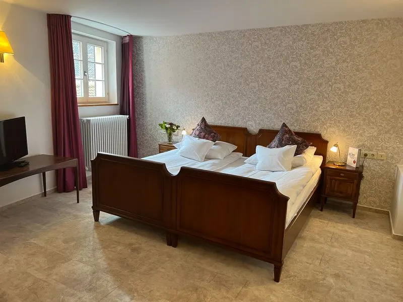 Premium Erlebnis «Über den Dächern» | Suite mit Münsterblick im obesten Stockwerk – Hotel Oberkirchs Weinstuben