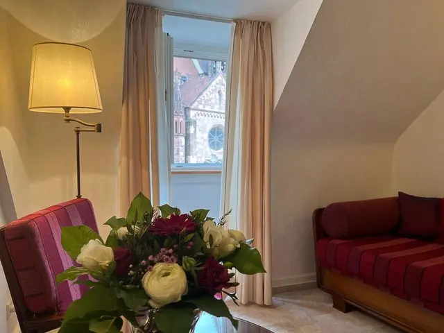 Premium Erlebnis «Über den Dächern» | Suite mit Münsterblick im obesten Stockwerk — Hotel Oberkirchs Weinstuben, Freiburg im Breisgau (2/4)
