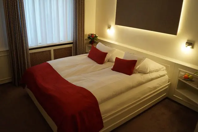 Quiet Design Experience | Queen bed, small room & patio view – Hotel Oberkirchs Weinstuben