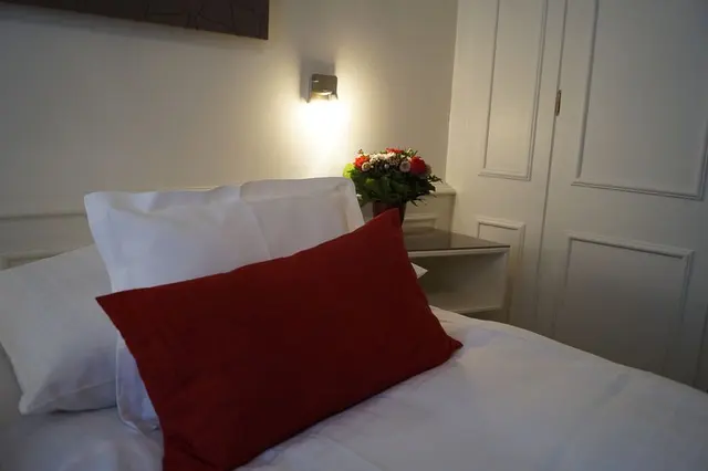 Ruhiges Design Erlebnis | Queen Bett, kleines Zimmer & Innenhofblick — Hotel Oberkirchs Weinstuben, Freiburg im Breisgau (3/3)