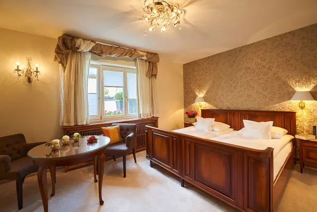Quiet Spacious Experience | King Size Bed, dark wood interior & extra quiet – Hotel Oberkirchs Weinstuben