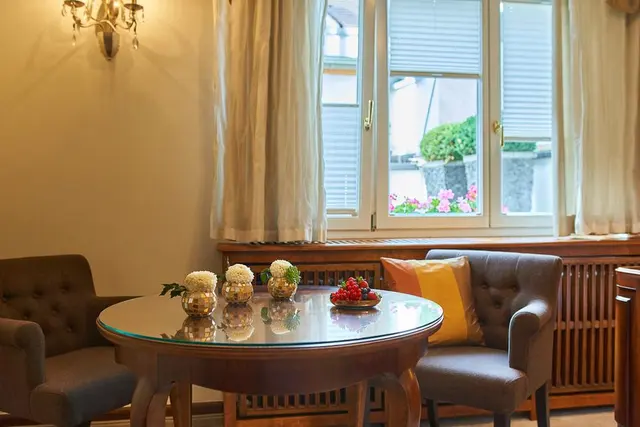 Ruhig-Geräumiges Erlebnis | King Size Bett & dunkles Holzinterieur — Hotel Oberkirchs Weinstuben, Freiburg im Breisgau (3/3)