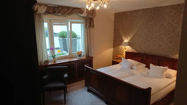 Ruhig-Geräumiges Erlebnis | King Size Bett & dunkles Holzinterieur — Hotel Oberkirchs Weinstuben, Freiburg im Breisgau (2/3)